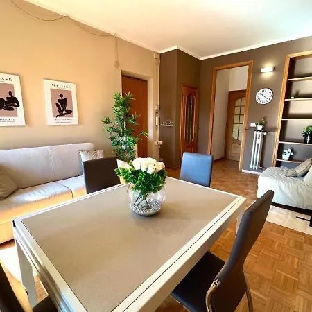 Lovely House - Near Metro Apartment